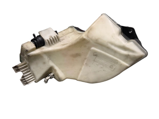 e46washer tank bottom shot