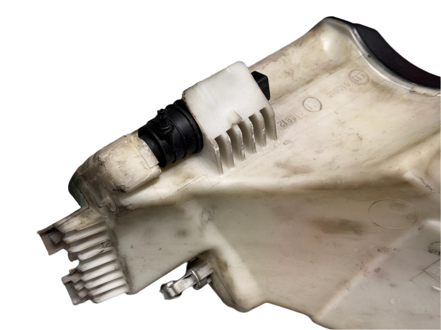 e46washer tank bottom shot